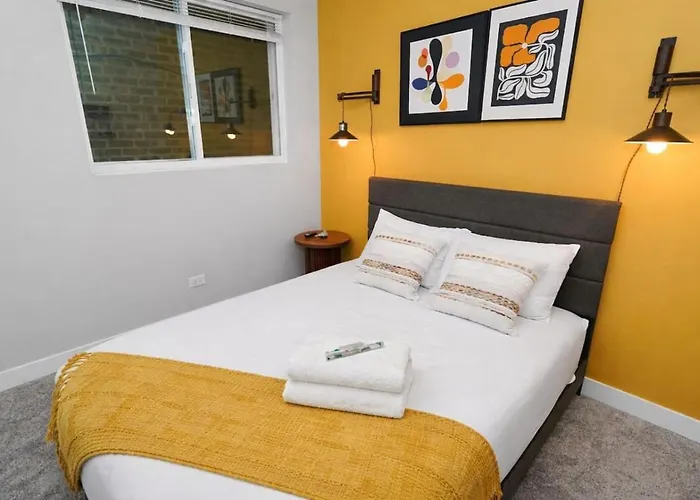 Spacious 3br Near United Center & Medical District Апартаменты Чикаго