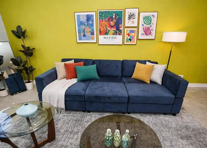 Spacious 3br Near United Center & Medical District * Чикаго