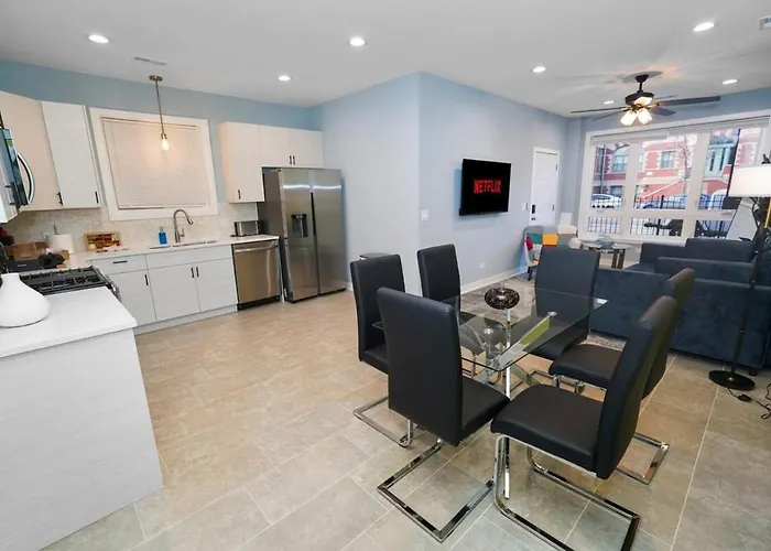 Spacious 3br Near United Center & Medical District Чикаго